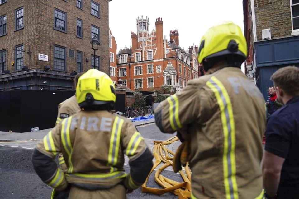 Más de 100 bomberos, con 20 camiones, pasaron horas combatiendo las llamas que arrasaron el Chiltern Firehouse en Marylebone el viernes.