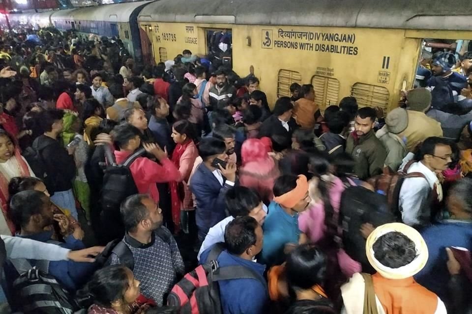 Al menos 15 personas murieron durante una estampida en una estación de trenes en Nueva Delhi, la capital India.