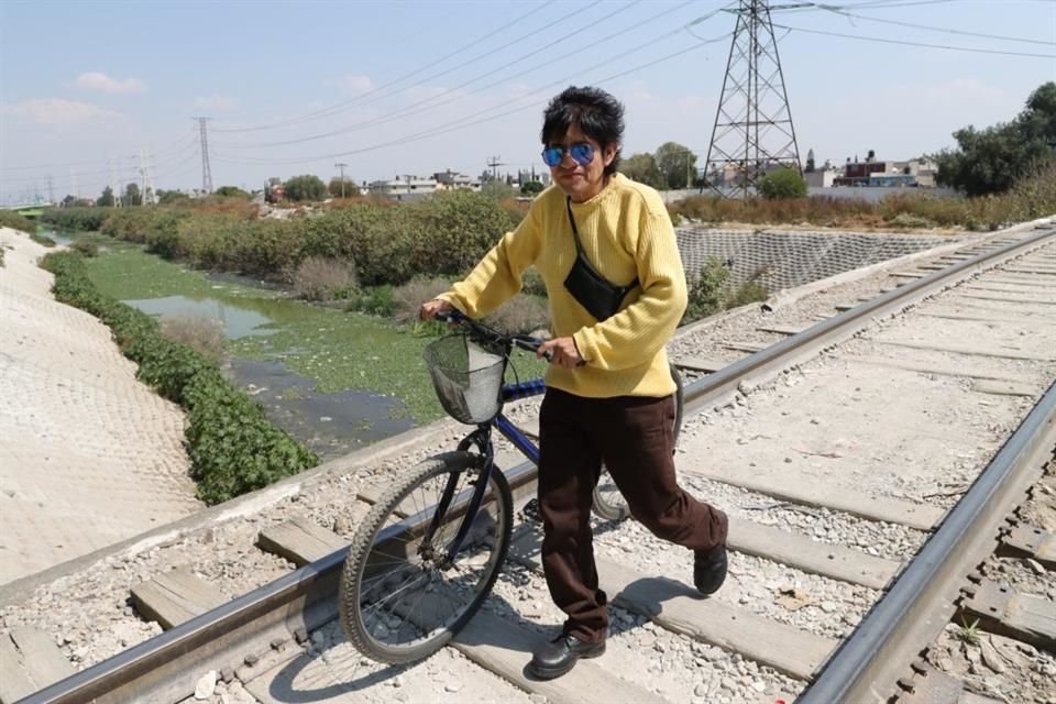 Para ir a la escuela, a los mercados o a las paradas del transporte público, los habitantes deben cruzar sobre el canal por un paso. 