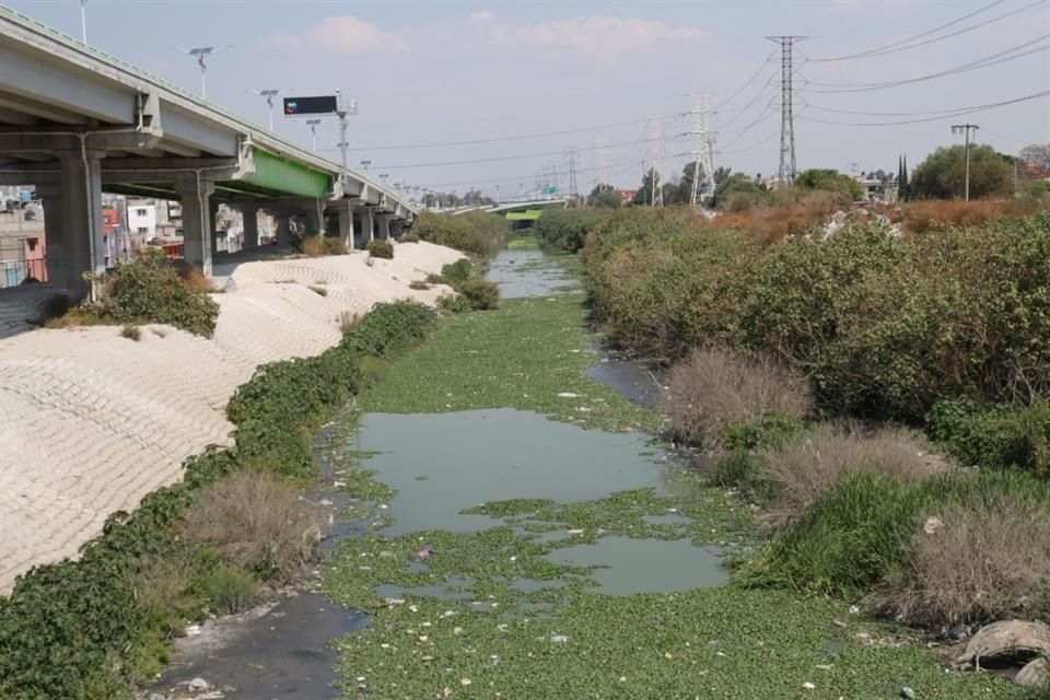 Los habitantes ven todos los días el flujo del líquido que desecha la Metrópoli. Lo huelen en el ambiente y, en contraste, ellos padecen escasez del servicio. 