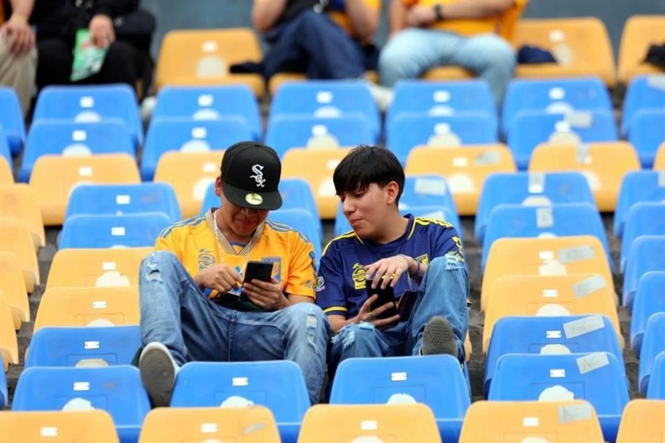 Antes de iniciar el partido, se vale divertirse con el celular.