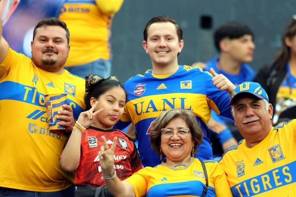 Familia muy felina.