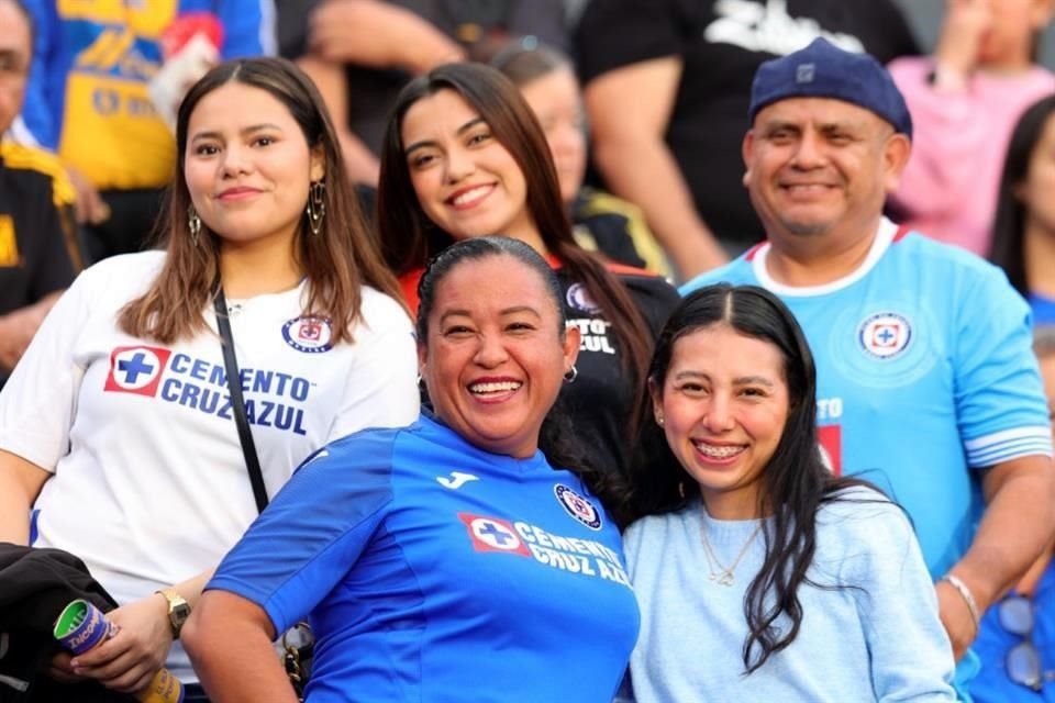 El poder de las sonrisas de una familia cruzazulina.