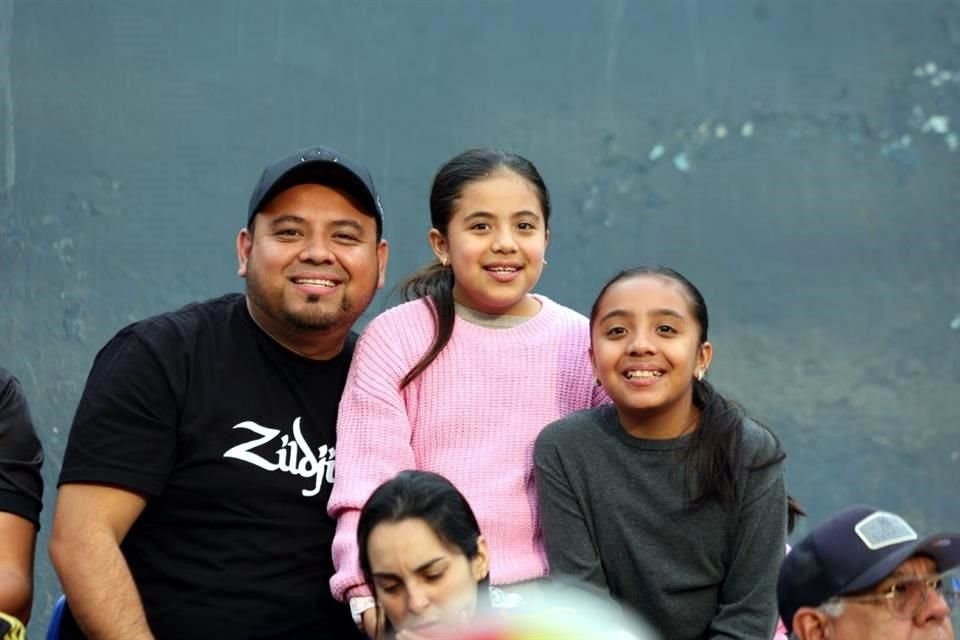 Con estas sonrisas, no importa que haya colores azul y oro.