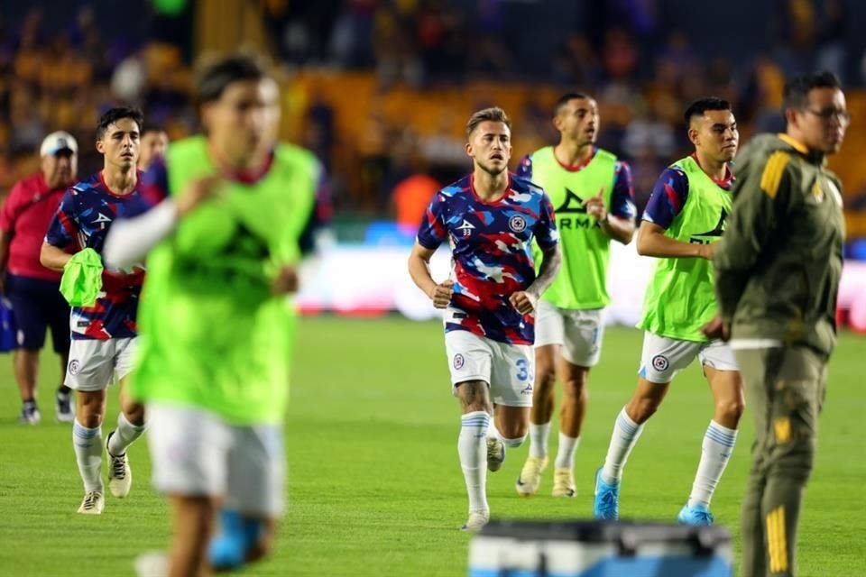Elementos del Cruz Azul en el calentamiento para enfrentar a Tigres.