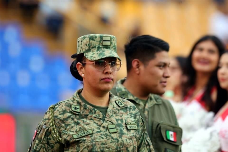 Elementos del ejército participaron en los honores a la bandera, conmemorando el próximo día 24 de febrero.