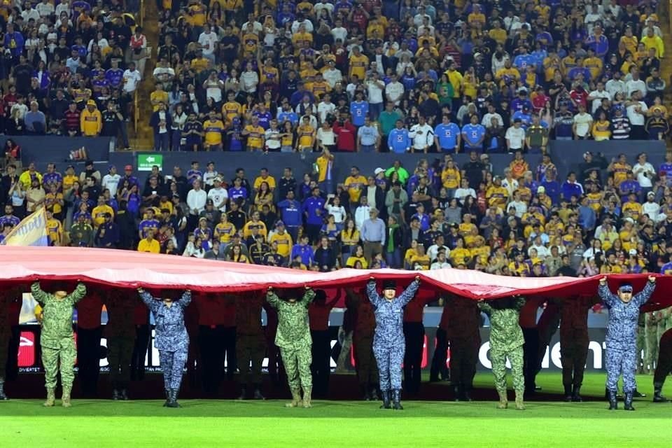 Los honores a la bandera.