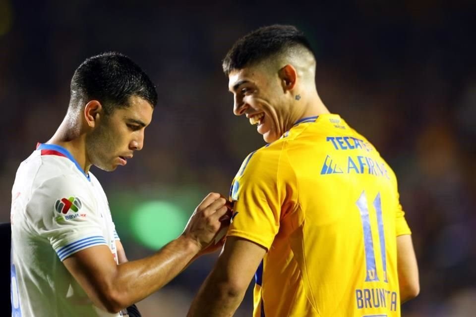 Erik Lira (izq.) auxilia a Juan Brunetta, apoyo entre rivales.