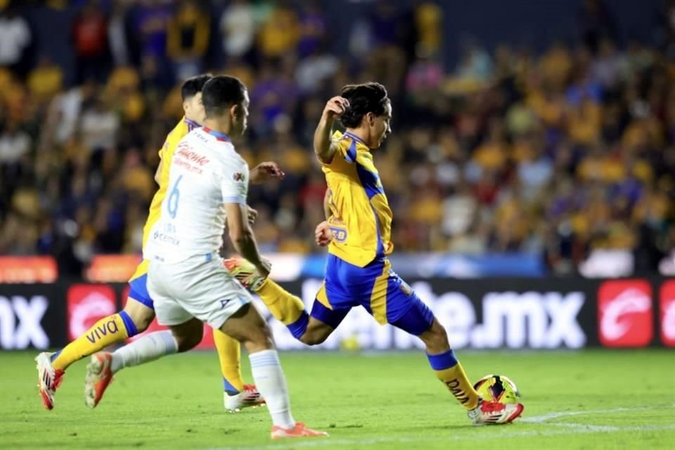 Así le pegó Lainez al balón, con la zurda, para anotar su gol.