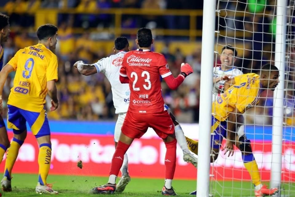 Con certero remate con la cabeza entre varios defensas, Joaquim Pareira anotó el 2-0.