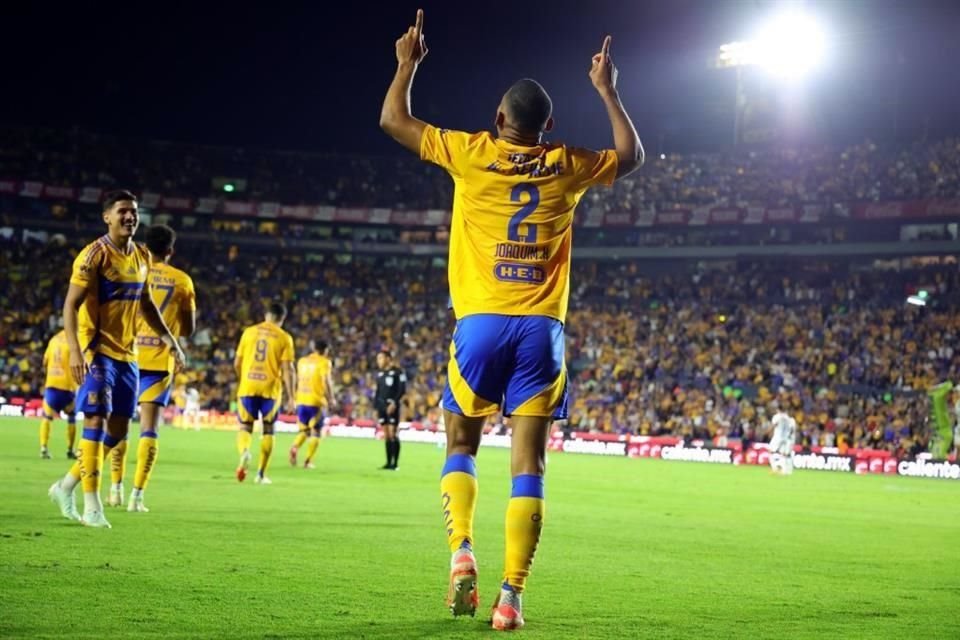 El defensa así agradeció a los 'dioses del estadio'.