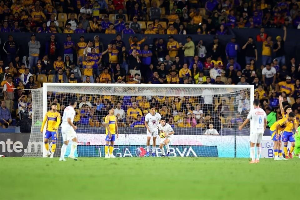 A los 90+8', Cruz Azul descontó en el marcador con anotación de Ignacio Rivero.