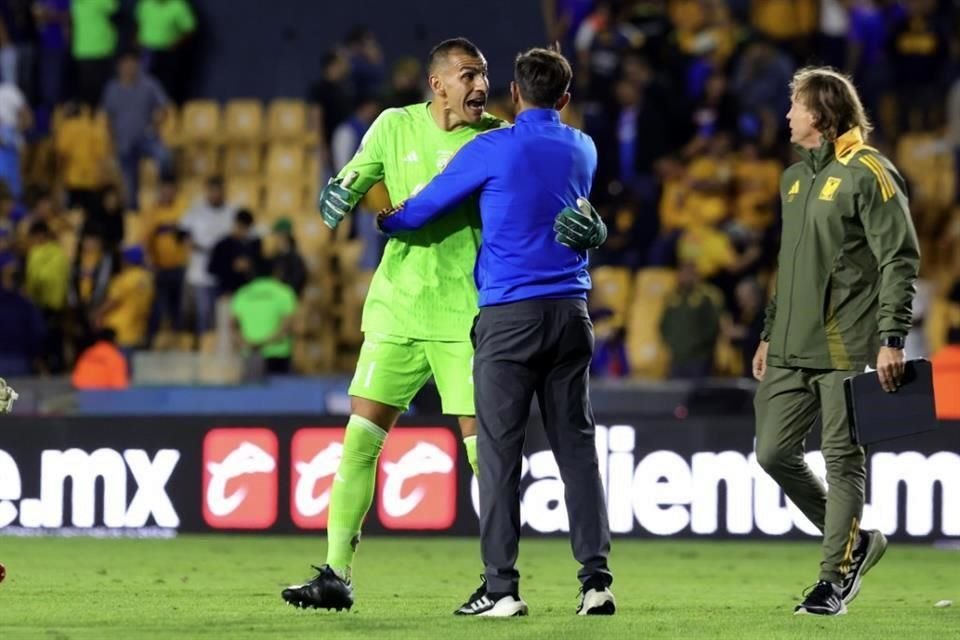 Nahuel Guzmán terminó el partido muy caliente.