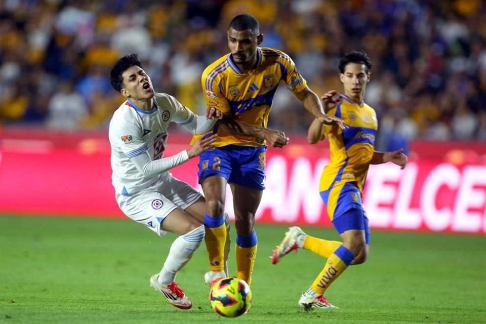 Omar Campos ha batallado en su inicio en la Liga MX.