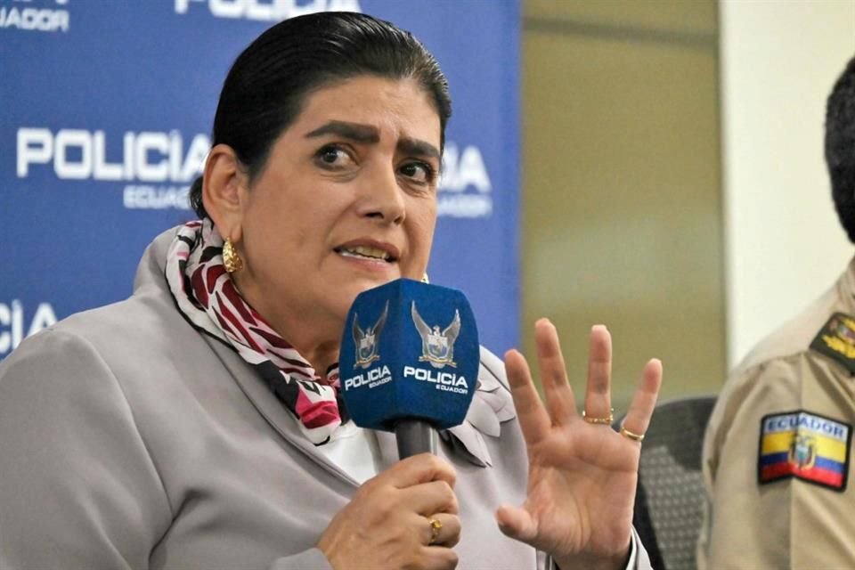 La Ministra saliente del Interior, Monica Palencia, habla con medios en Quito el 22 de abril del 2024.