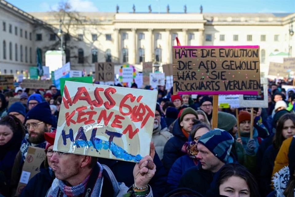 Personas sostienen pancartas durante una protesta contra la extrema derecha en Berlín, el 16 de febrero del 2025.