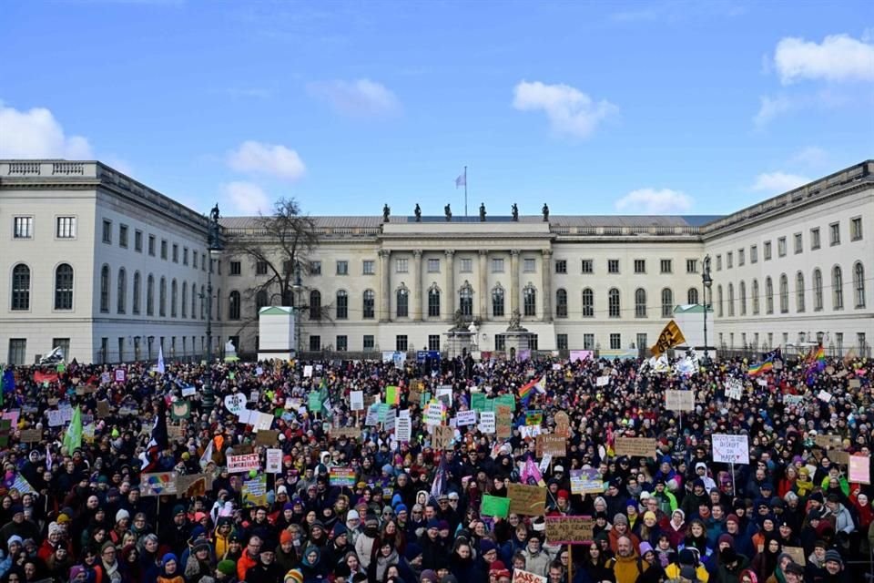 Más de 30 mil manifestantes contra extrema derecha salieron a las calles este domingo, según datos de autoridades.