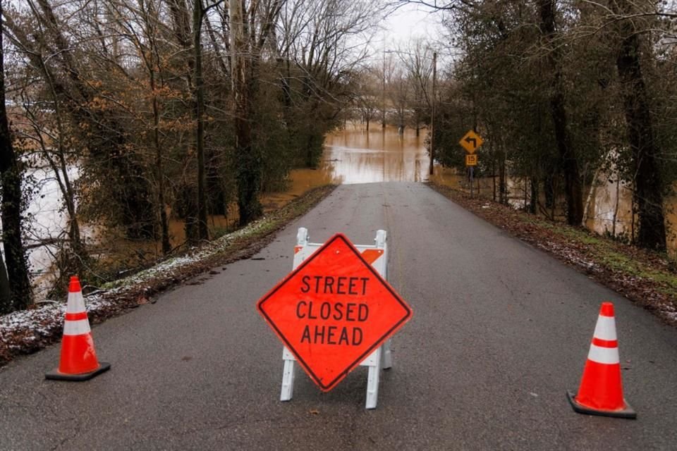 El río Barren inunda una calle tras una tormenta el 16 de febrero del 2025.