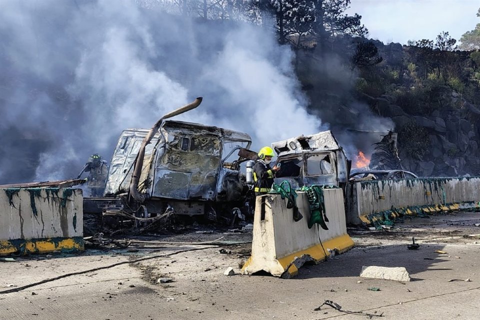 Al menos 5 personas murieron tras incendio de una pipa que chocó en la Autopista México-Puebla, cerca del Estado de México, según reportes.