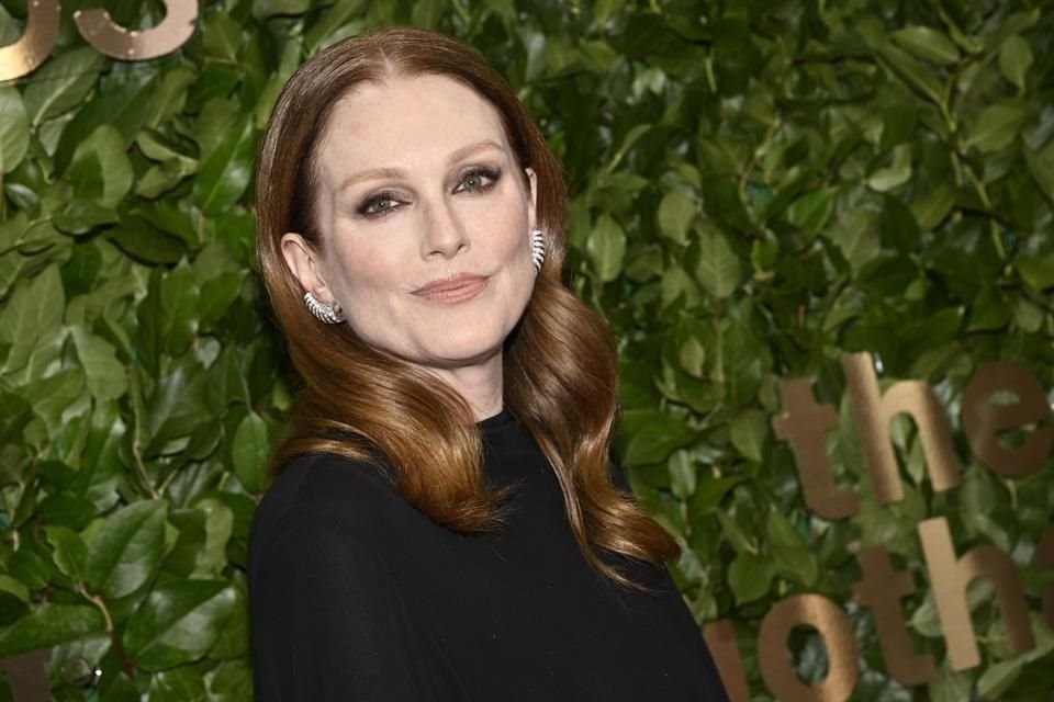 La actriz Julianne Moore se dijo 'en shock' luego de enterarse que Donald Trump prohibió en las escuelas un libro infantil escrito por ella.