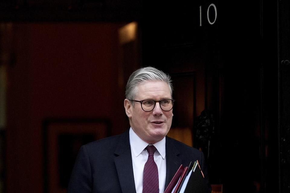 El Primer Ministro Keir Starmer sale de Downing Street el 12 de febrero del 2025.