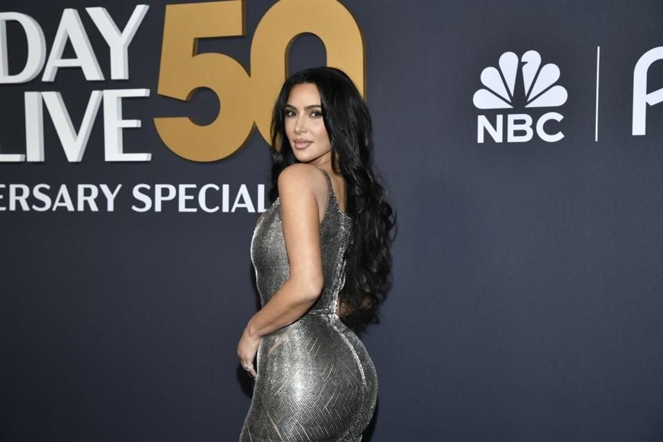 Kim Kardashian presumió su figura con un llamativo vestido.