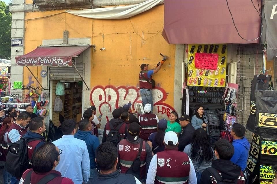 Distintas dependencias, entre ellas la ACH, realizaron un recorrido por la Calle Del Carmen para apercibir comerciantes de que retiraran rejas y mercancías.