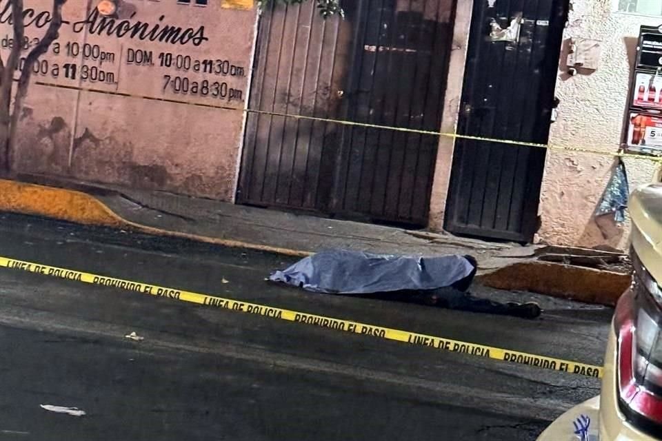 Vecinos de la Colonia Ajusco, en la Alcaldía Coyoacán, alertaron a las autoridades por un hombre, de 23 años aproximadamente, en la vía pública con rastros de sangre.