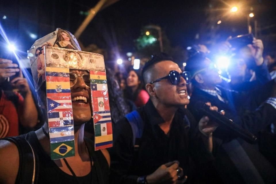 Los fans peruanos de la colombiana la esperaron afuera de la Clínica Delgado, donde estuvo internada.