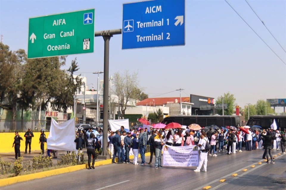 Ante encapsulamiento de protesta de médicos en Bulevar Puerto Aéreo, se encuentra afectado el ingreso de usuarios a la Terminal 1 del AICM.