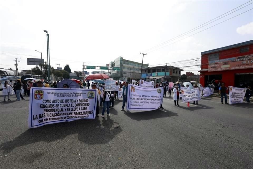 Trabajadores del sector salud en el bloqueo a la Avenida Alfredo del Mazo.