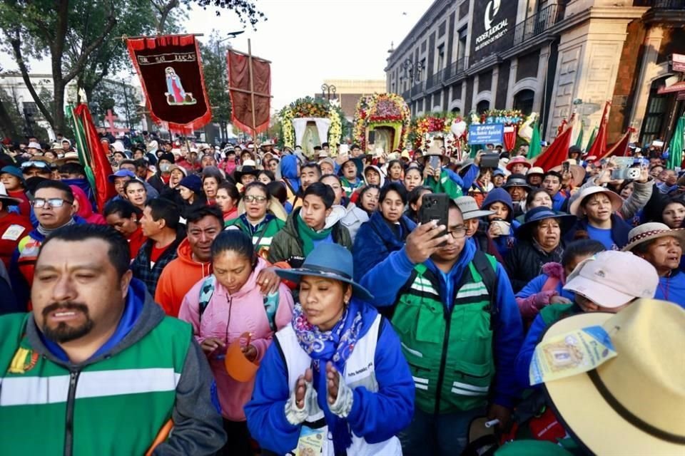 Cientos de personas salieron esta mañana en perefrinación de la Catedral de Toluca.