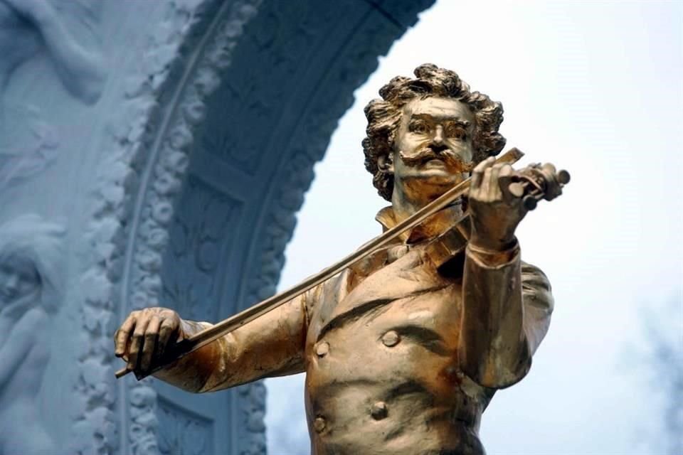 Viena se prepara para festejar el bicentenario del nacimiento del compositor Johann Strauss, que tiene un monumento en la capital austriaca.