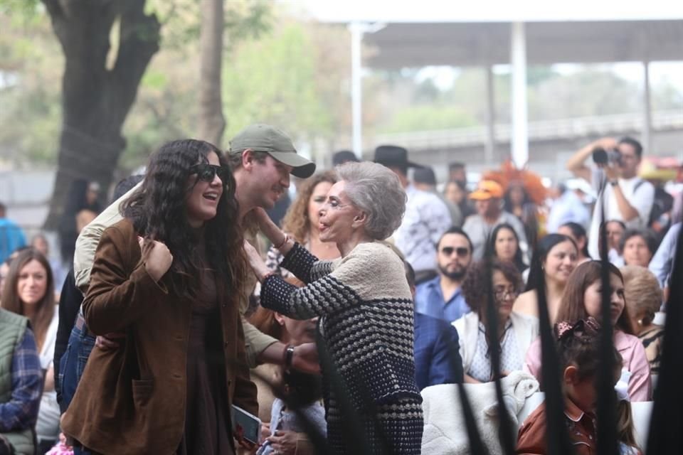 Camila Fernández y su esposo Francisco Barba, quien saludó a doña Cuquita Abarca.