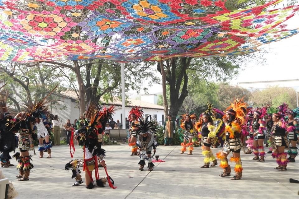 Danzantes bailaron previo a la misa por el 85 aniversario del nacimiento de Vicente Fernández.