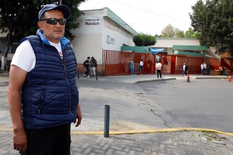 VIACRUCIS. Juan Zavala, padre de Fátima, dice que en el hospital donde atienden a su hija tienen que estar las 24 horas.