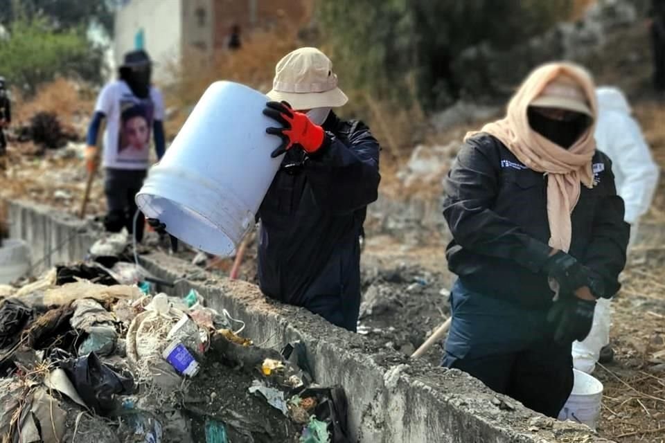 Con palas y picos se aflojó la tierra y con machetes se removió la flora seca y cascajo en la zona.