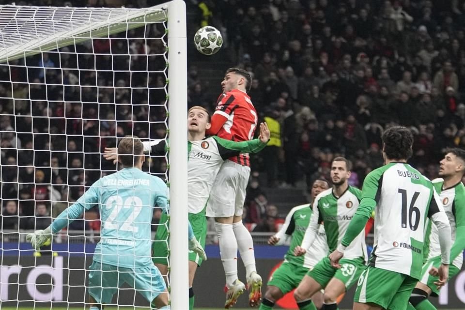 Santiago Giménez hizo valer la 'ley del ex' con un gol al Feyenoord, para darle la ventaja 1-0 al Milán apenas a los 37 segundos.