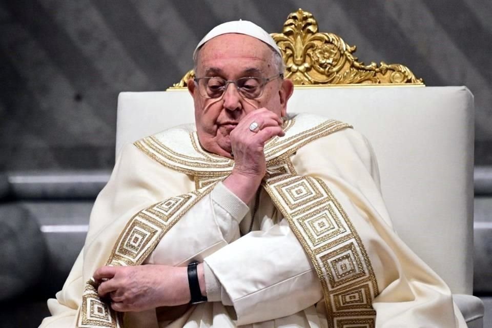 El Vaticano informó que el Papa Francisco padece de neumonía.