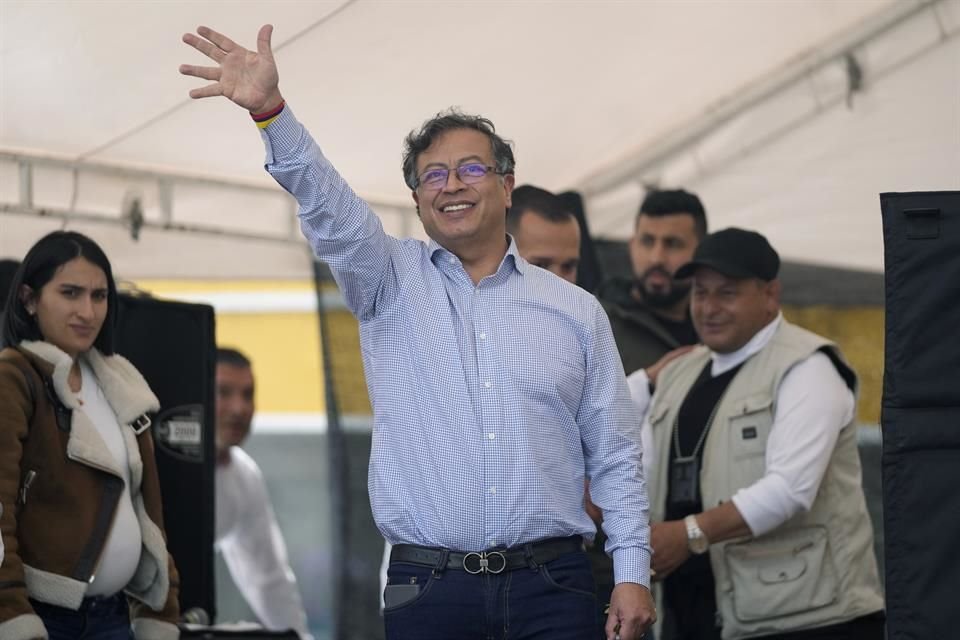 El entonces candidato presidencial Gustavo Petro, saluda a sus partidarios durante un mitin de campaña en Fusagasuga, Colombia, el 11 de mayo de 2022.