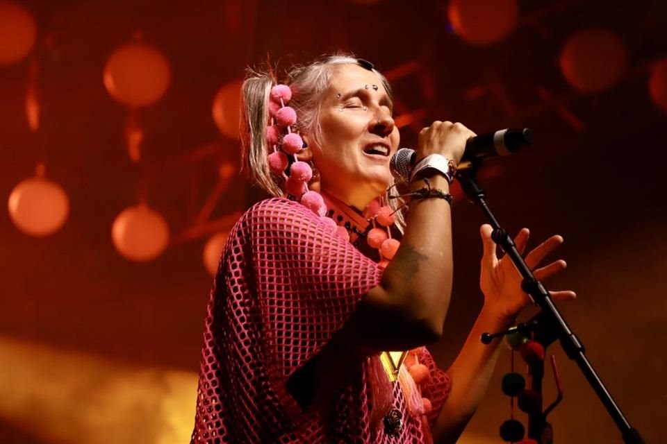 Aterciopelados lanza 'Genes Rebeldes', un disco feminista que cuestiona la sexualización de la mujer y defiende la autenticidad.