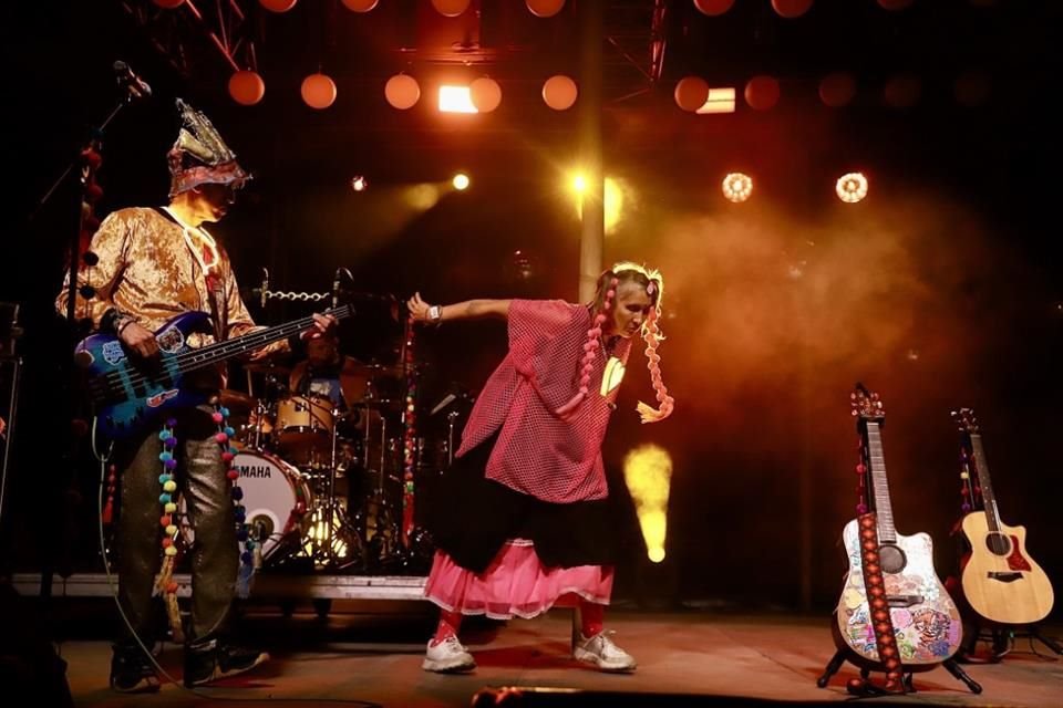 El nuevo disco de Aterciopelados se llamará Genes Rebeldes y, en él, la agrupación, completada por Héctor Buitrago, quiere reafirmar que a los 60 años mantienen las ganas de rebelarse.