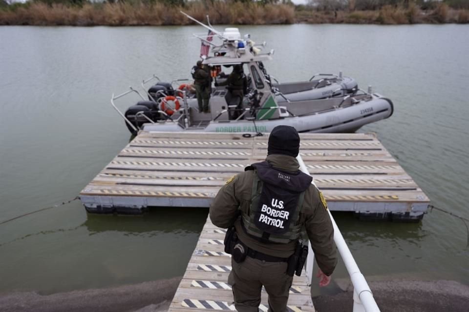 Agentes de la Patrulla Fronteriza se preparan para abordar un bote en el Río Grande el 13 de febrero del 2025.