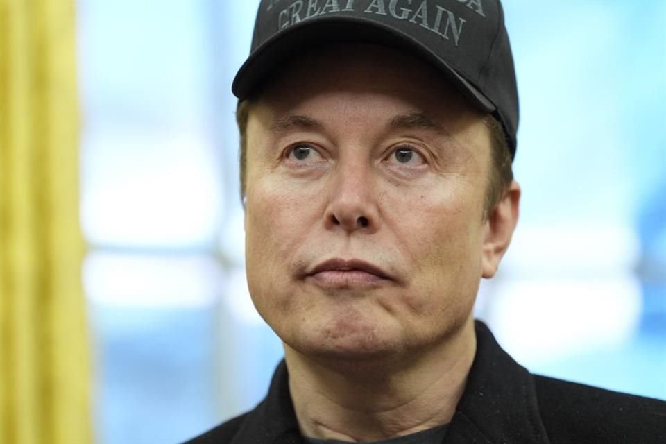 Elon Musk, dueño de X, acusó que hubo un ciberataque contra la plataforma, la cual presenta intermitencias este lunes.