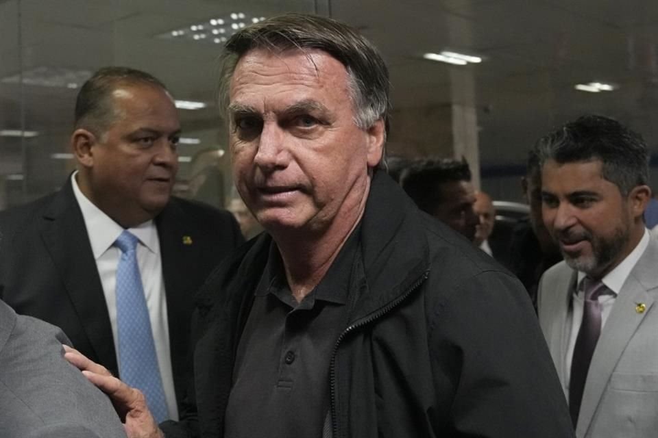 El ex Presidente Jair Bolsonaro llega a un almuerzo con senadores en Brasilia.