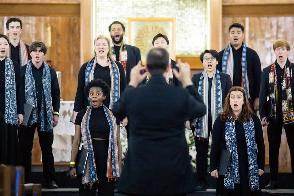 del Coro de Conciertos de El coro de la Escuela de Música Thornton de la Universidad del Sur de California (USC), que dirige Cristian Grases, ha colaborado con el proyecto mexicano.