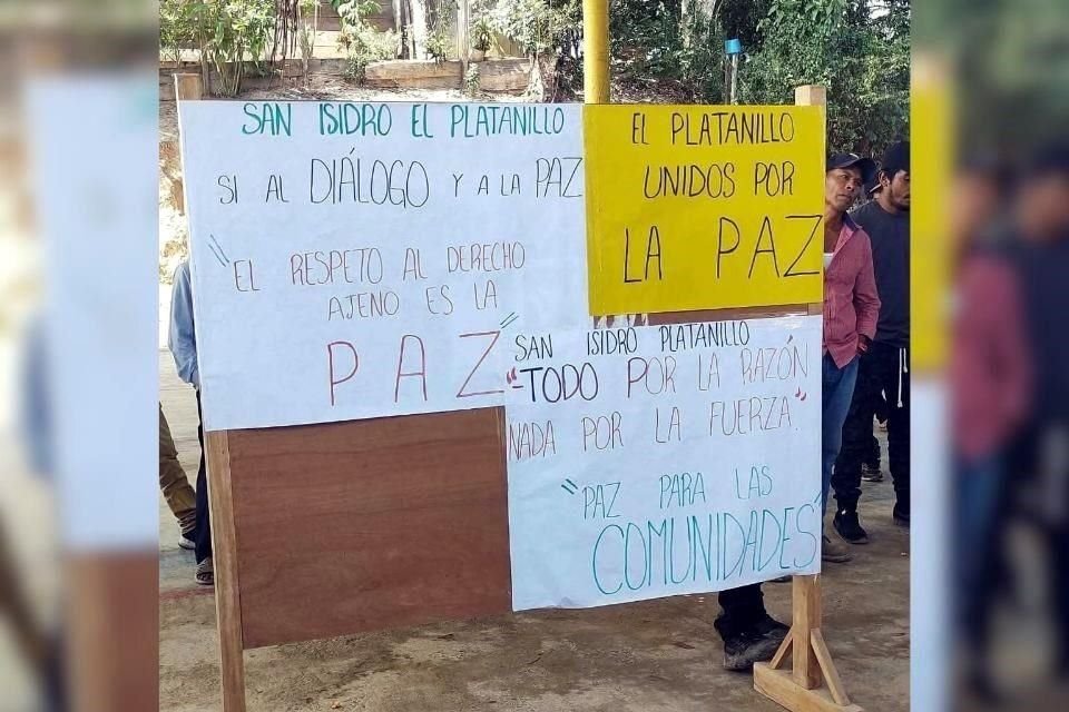 Pobladores de San Isidro Platanillo, Oaxaca, aseguraron que desde el 12 de febrero se encuentran incomunicados y sin acceso a suministros, pues el grupo armado 'Los 33' tiene controlada la región.