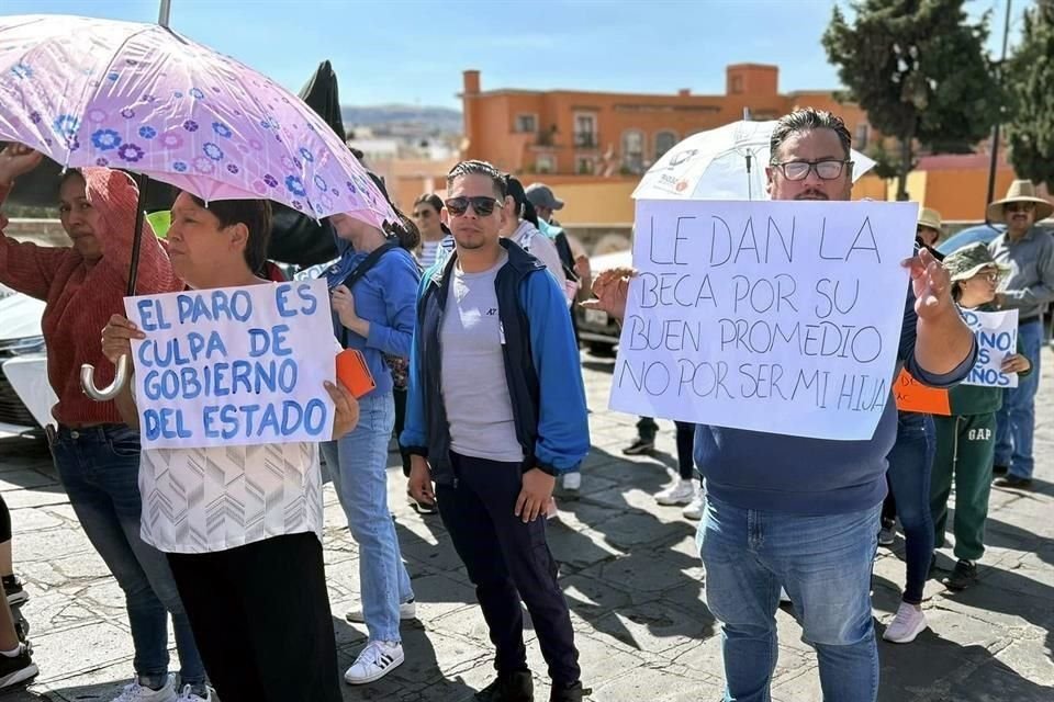 Algunas de las consignas de los maestros del Estado pedían la renuncia del Gobernador morenista David Monreal.