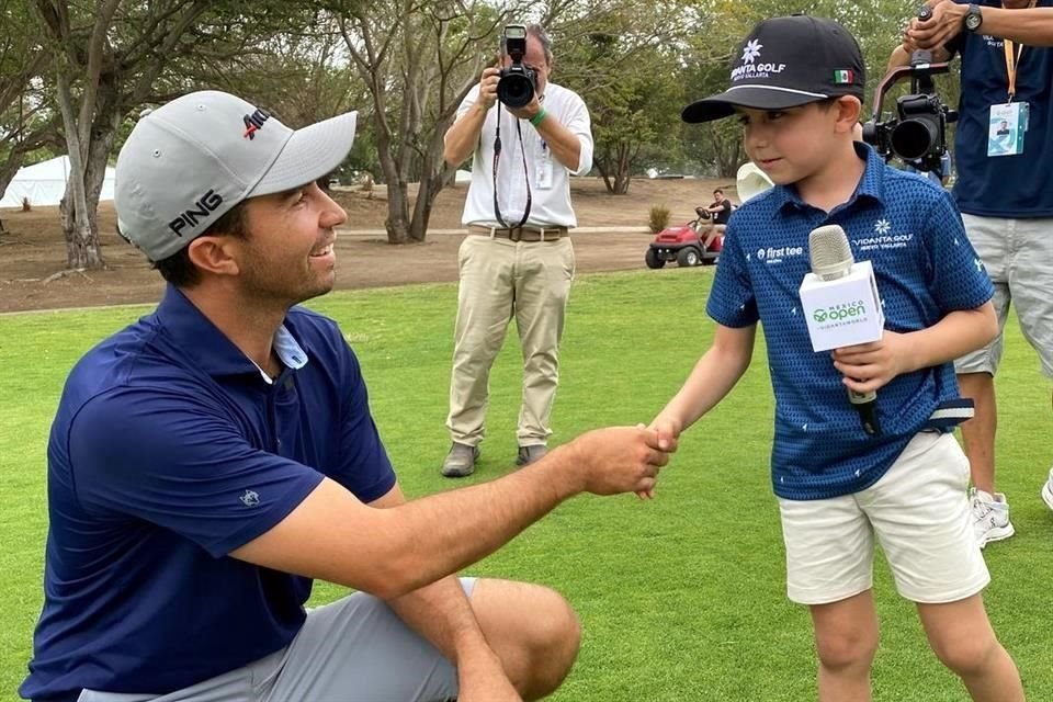 Tiene pequeño Memo a su golfista favorito.