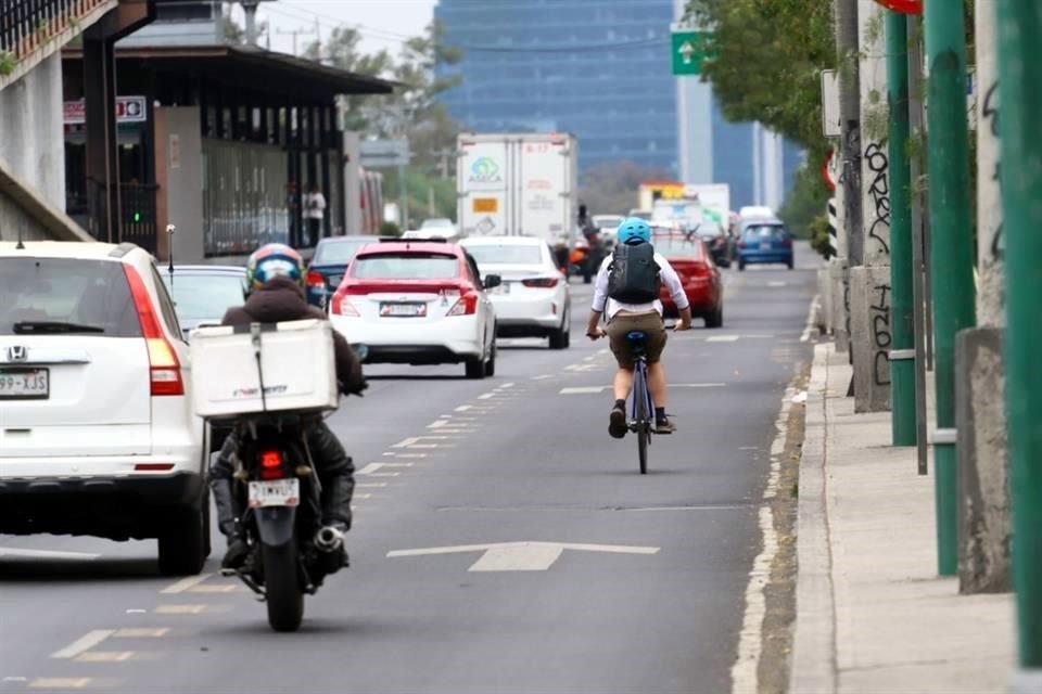 Ciclistas deben convivir con motocicletas y automóviles ante la falta de señalización y delimitación de la ciclovía.